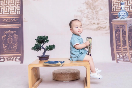 诸暨女宝宝换尿布